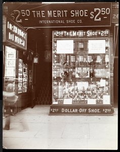 Una vetrina della International Shoe Co., New York, 1905 da Byron Company